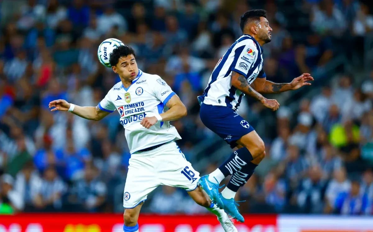 Acción entre Monterrey y Cruz Azul en Liga MX Acción entre Monterrey y Cruz Azul en Liga MX