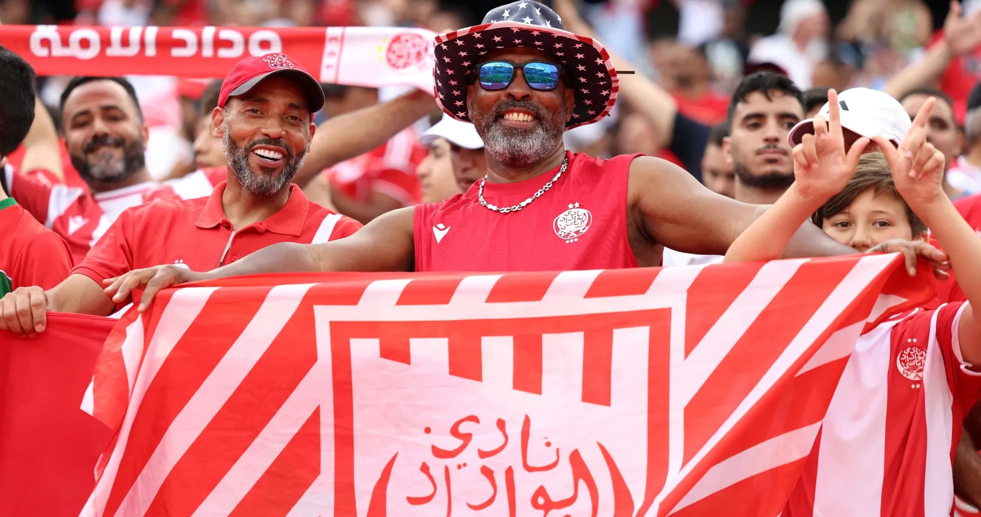 Aficionados de Wydad Casablanca celebrando con banderas Aficionados de Wydad Casablanca celebrando con banderas