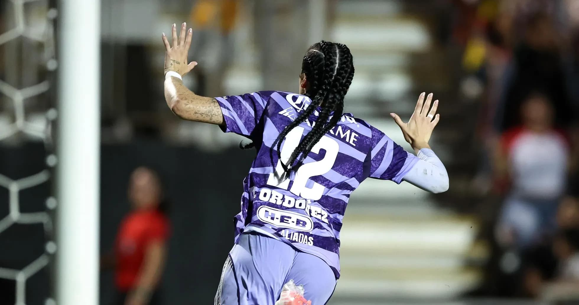Jugadora celebrando un gol en el partido Jugadora celebrando un gol en el partido