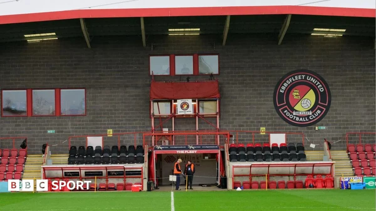 Estadio de Ebbsfleet United con espectadores en la entrada Estadio de Ebbsfleet United con espectadores en la entrada