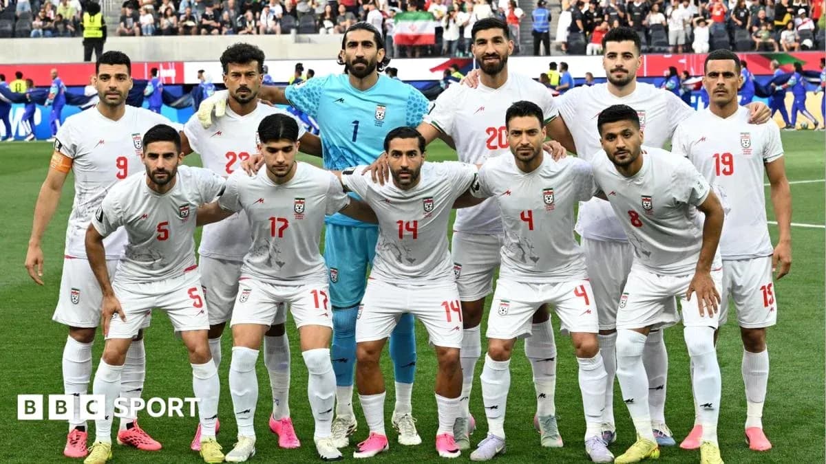 Equipo de fútbol de Irán posando en el campo Equipo de fútbol de Irán posando en el campo