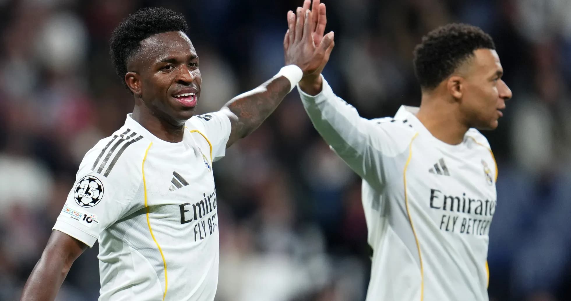 Vinícius Júnior y Kylian Mbappé celebrando un gol Vinícius Júnior y Kylian Mbappé celebrando un gol