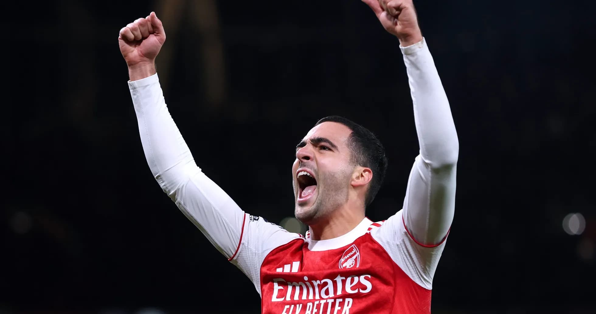 Jugador de Arsenal celebrando con los brazos en alto Jugador de Arsenal celebrando con los brazos en alto