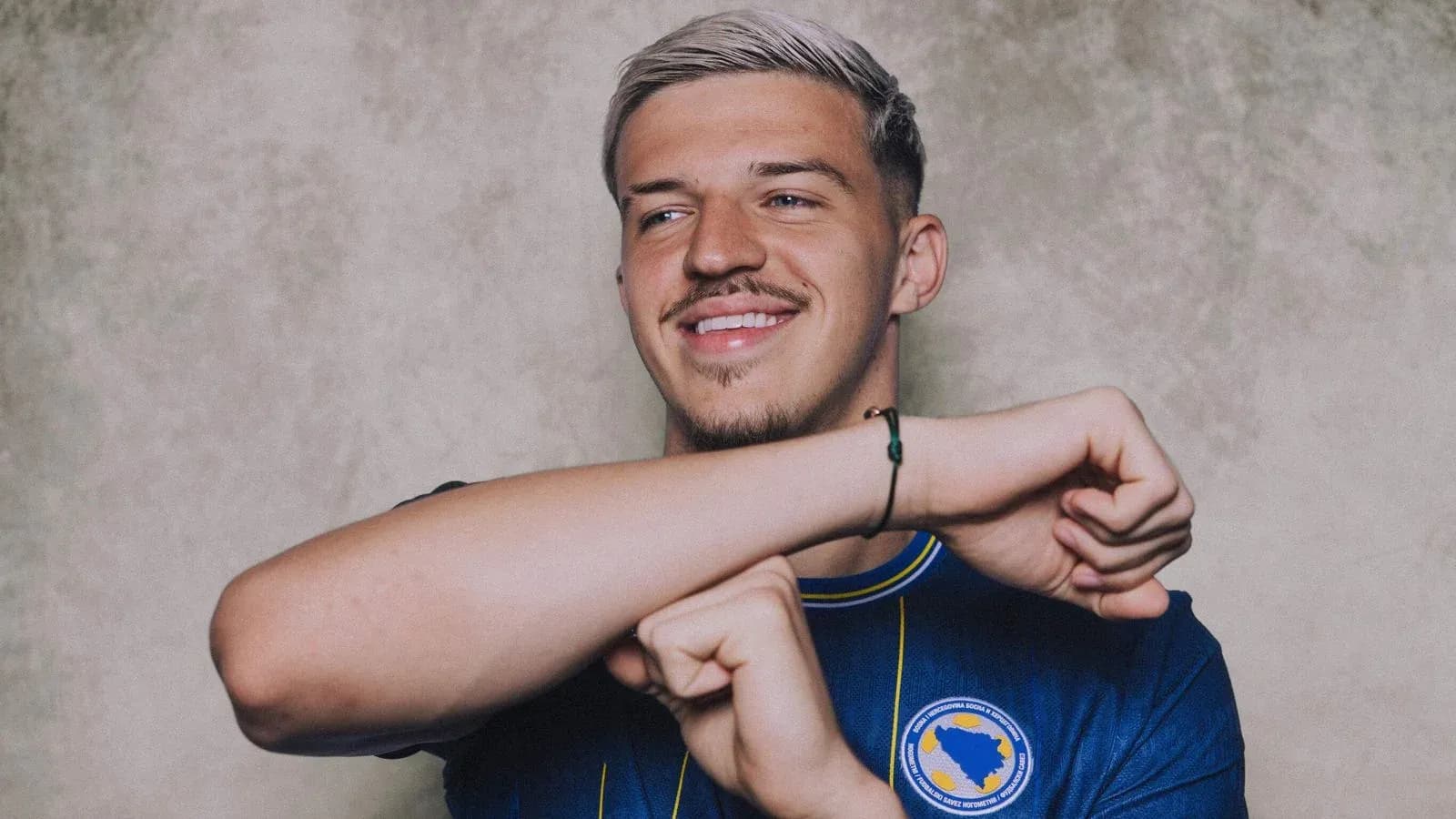 Jugador sonriendo con camiseta de Bosnia y Herzegovina Jugador sonriendo con camiseta de Bosnia y Herzegovina