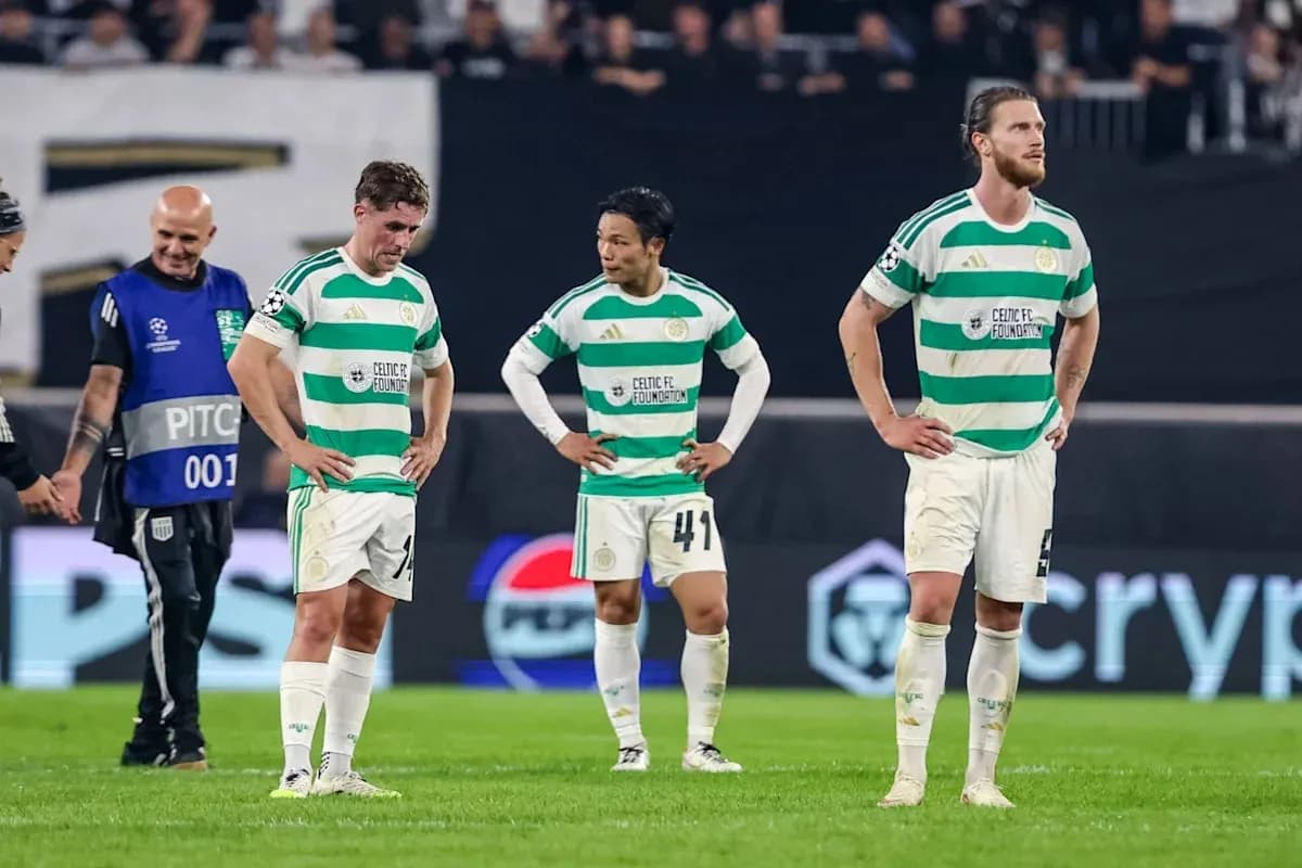 Jugadores de Celtic FC luciendo desanimados tras partido Jugadores de Celtic FC luciendo desanimados tras partido