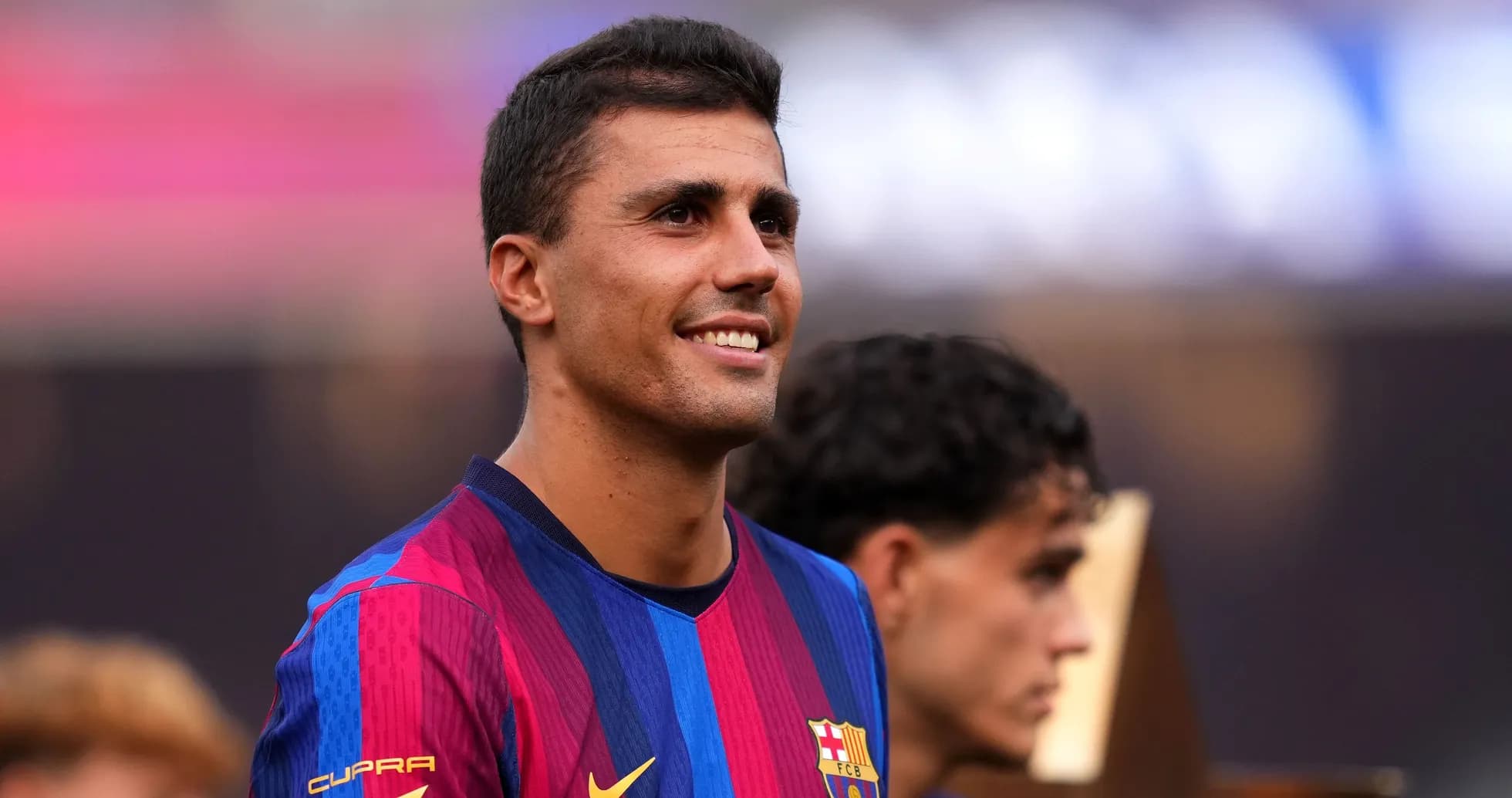 Jugador del FC Barcelona sonriendo durante la ceremonia Jugador del FC Barcelona sonriendo durante la ceremonia