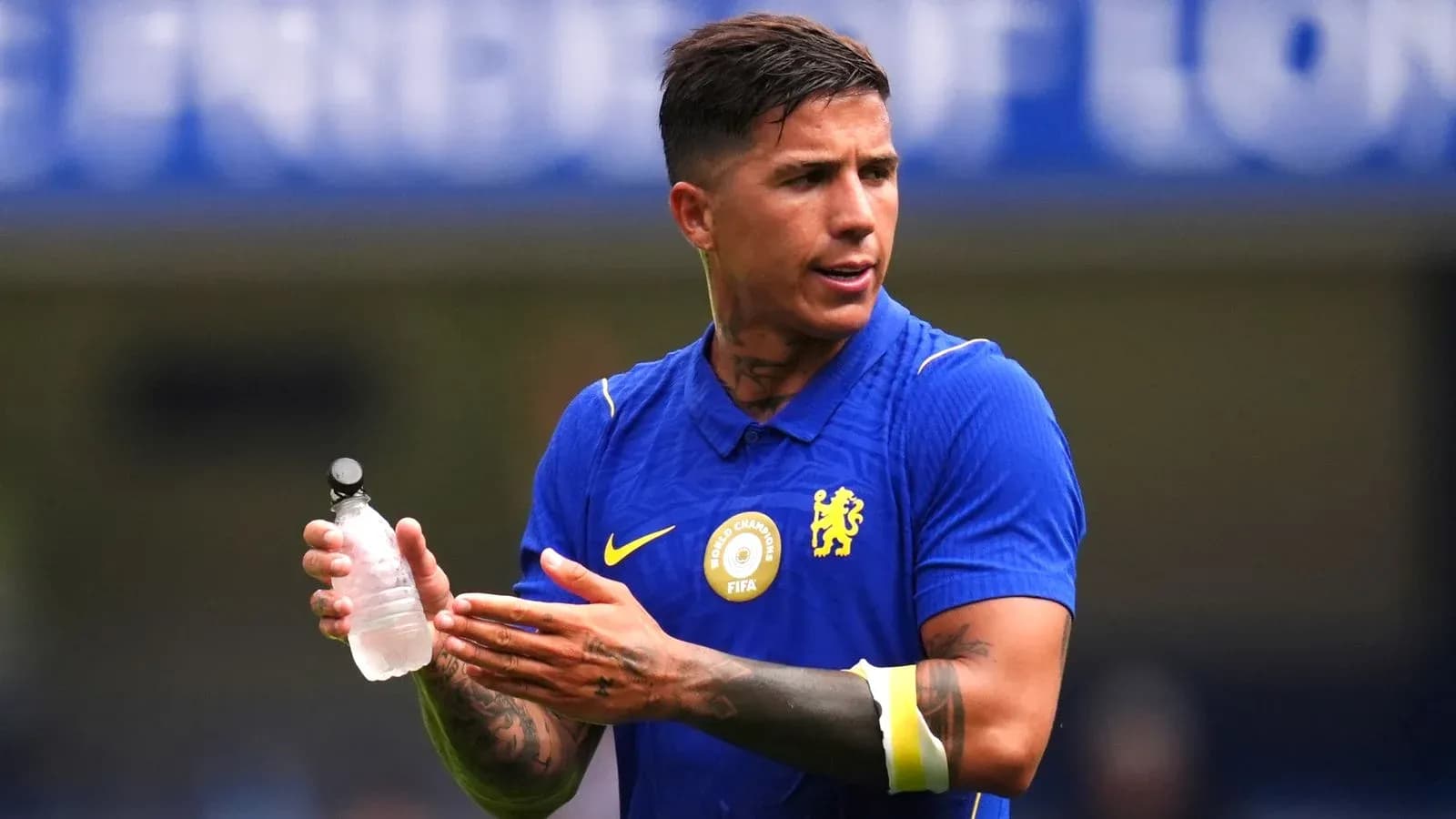 Jugador de Chelsea sosteniendo una botella de agua Jugador de Chelsea sosteniendo una botella de agua