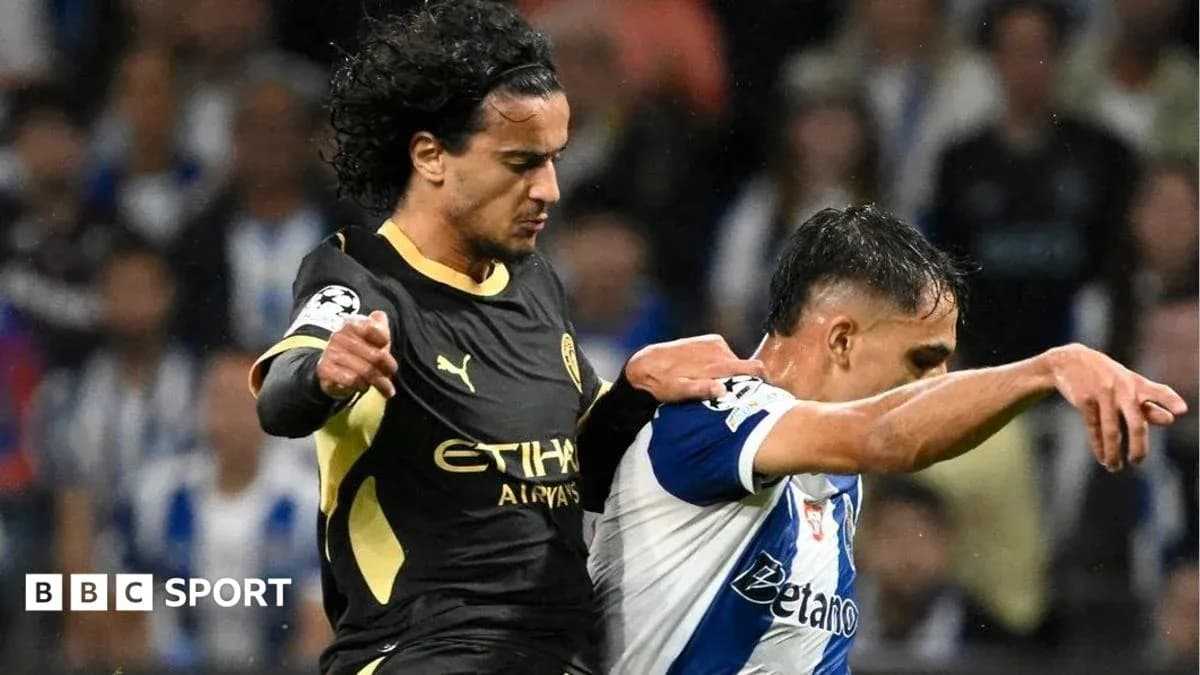 Jugador de Manchester City compitiendo por el balón Jugador de Manchester City compitiendo por el balón