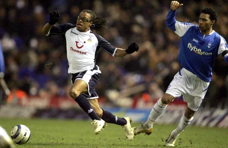 Jugador de Tottenham corriendo con el balón durante el partido Jugador de Tottenham corriendo con el balón durante el partido