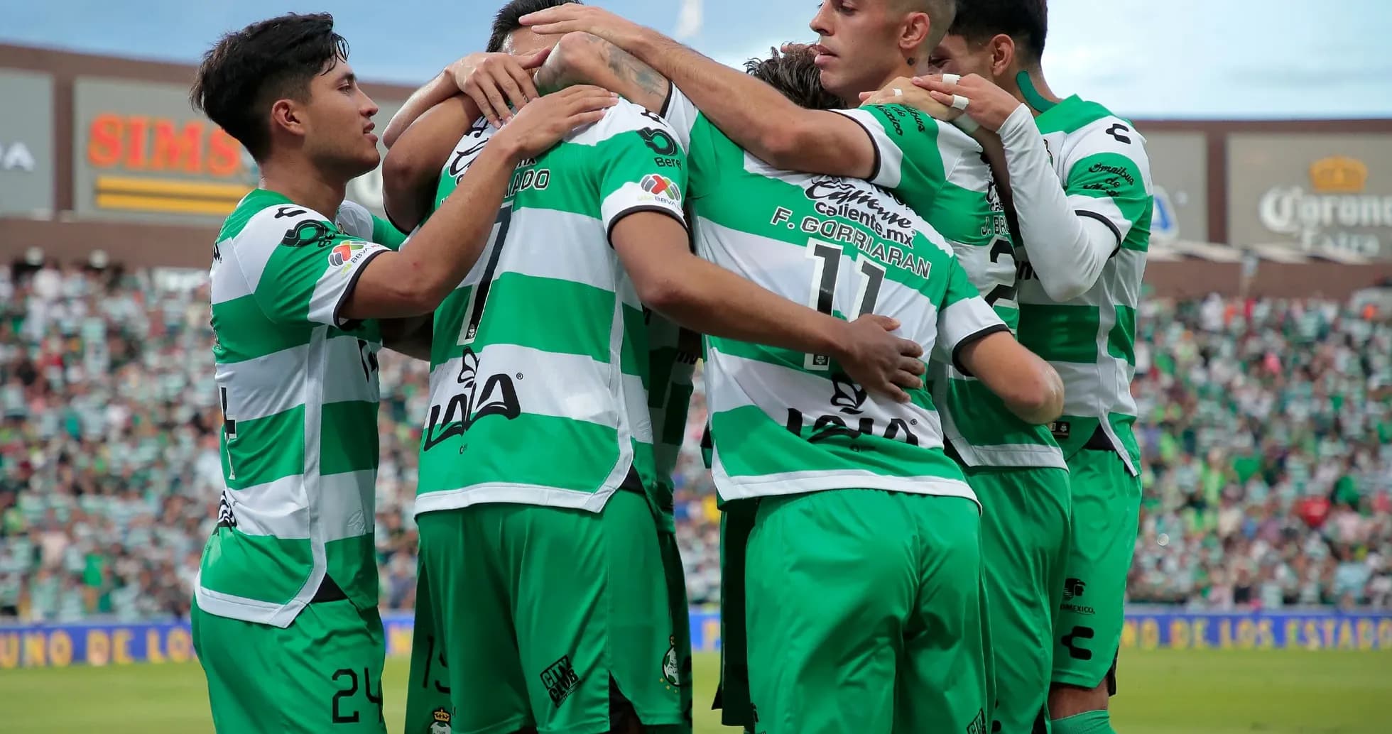 Jugadores de Santos Laguna celebrando un gol Jugadores de Santos Laguna celebrando un gol