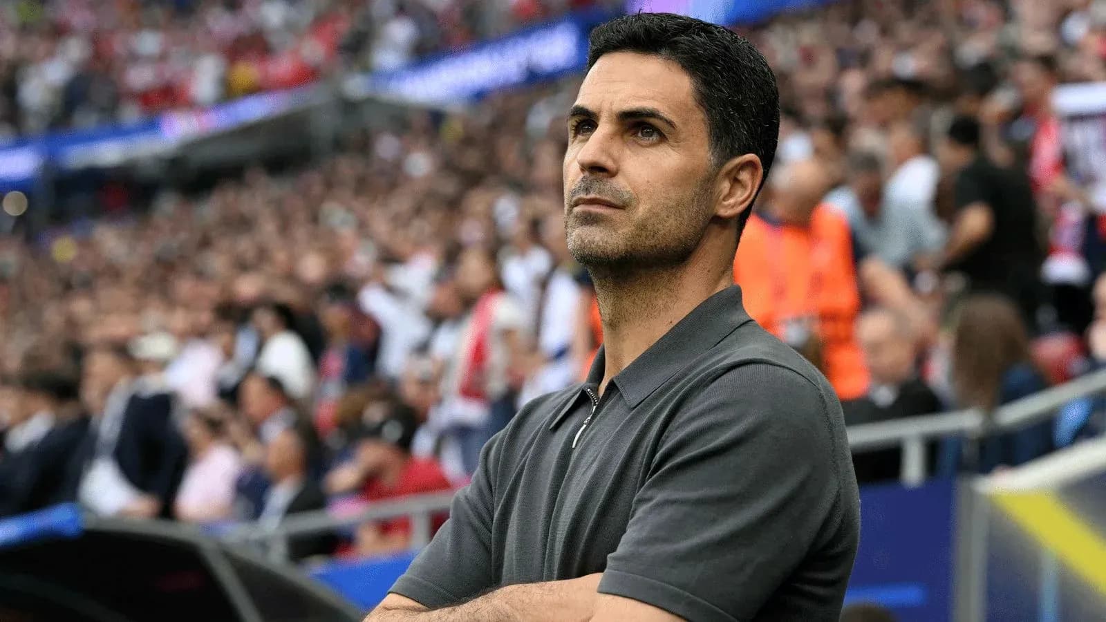 Entrenador observando el partido desde la línea lateral Entrenador observando el partido desde la línea lateral
