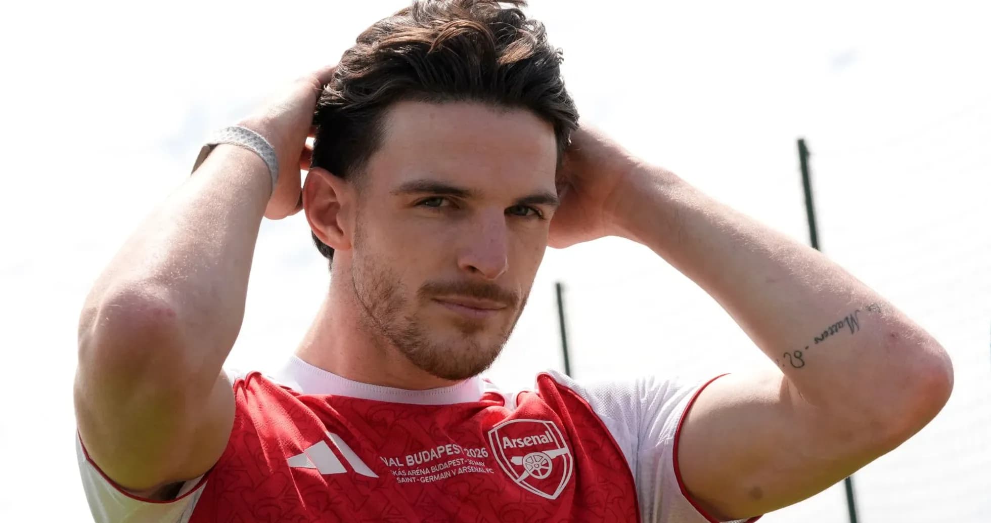Jugador de Arsenal ajustando su cabello en entrenamiento Jugador de Arsenal ajustando su cabello en entrenamiento