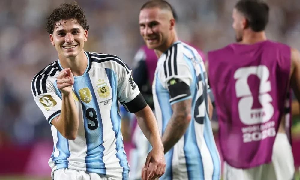 Jugador argentino celebrando con compañeros en partido Jugador argentino celebrando con compañeros en partido