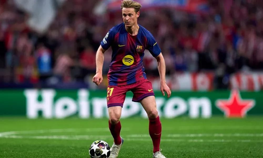 Jugador de Barcelona controlando el balón en el partido Jugador de Barcelona controlando el balón en el partido