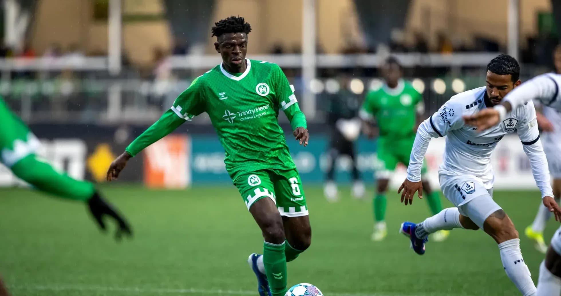 Jugador del NY Cosmos avanzando con el balón Jugador del NY Cosmos avanzando con el balón