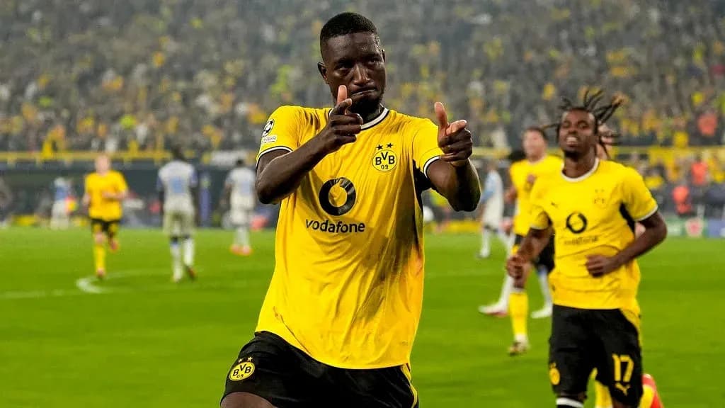 Jugador de Borussia Dortmund celebra un gol en el estadio Jugador de Borussia Dortmund celebra un gol en el estadio