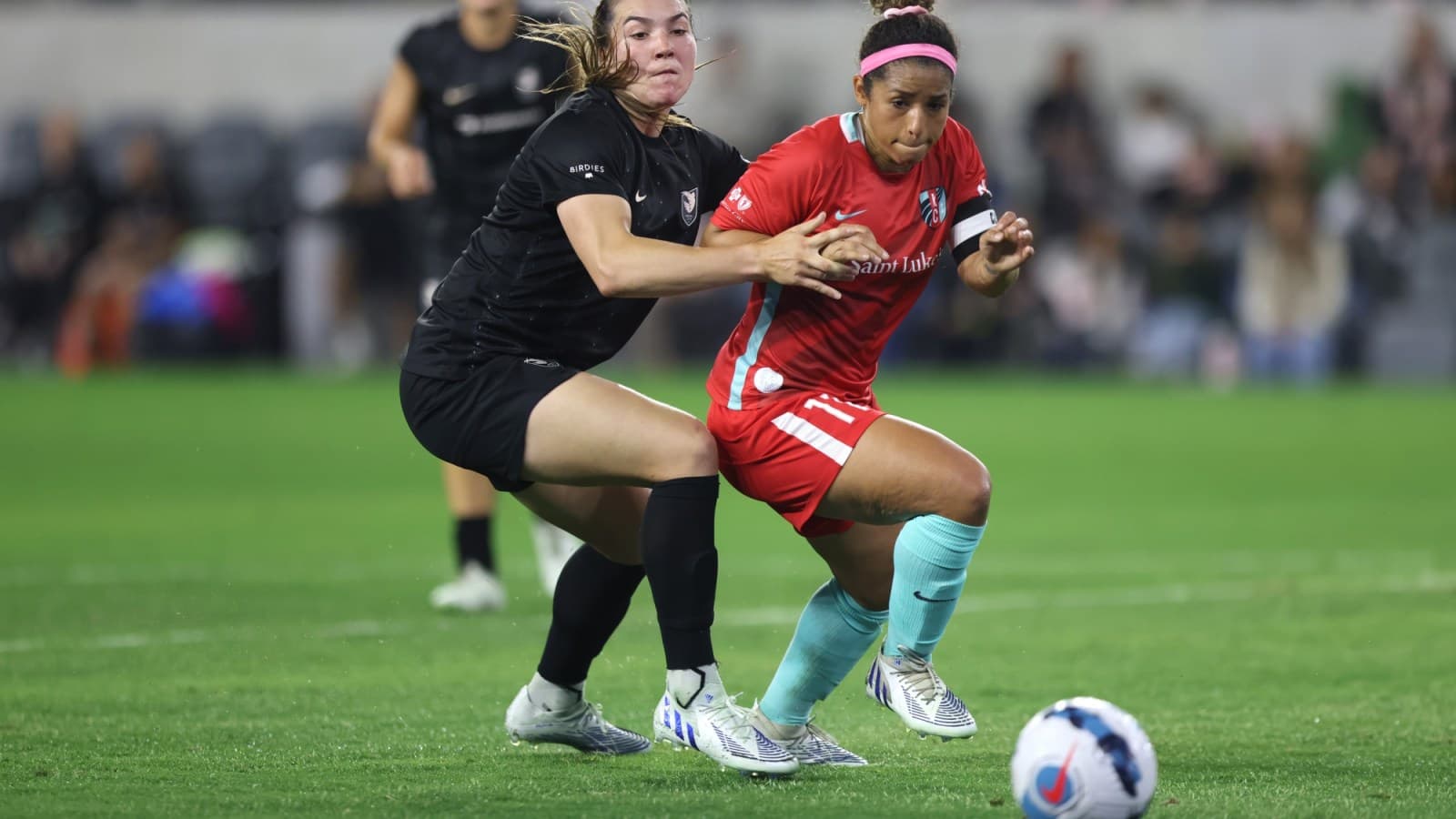 Jugadora de Angel City W en acción contra Kansas City W Jugadora de Angel City W en acción contra Kansas City W