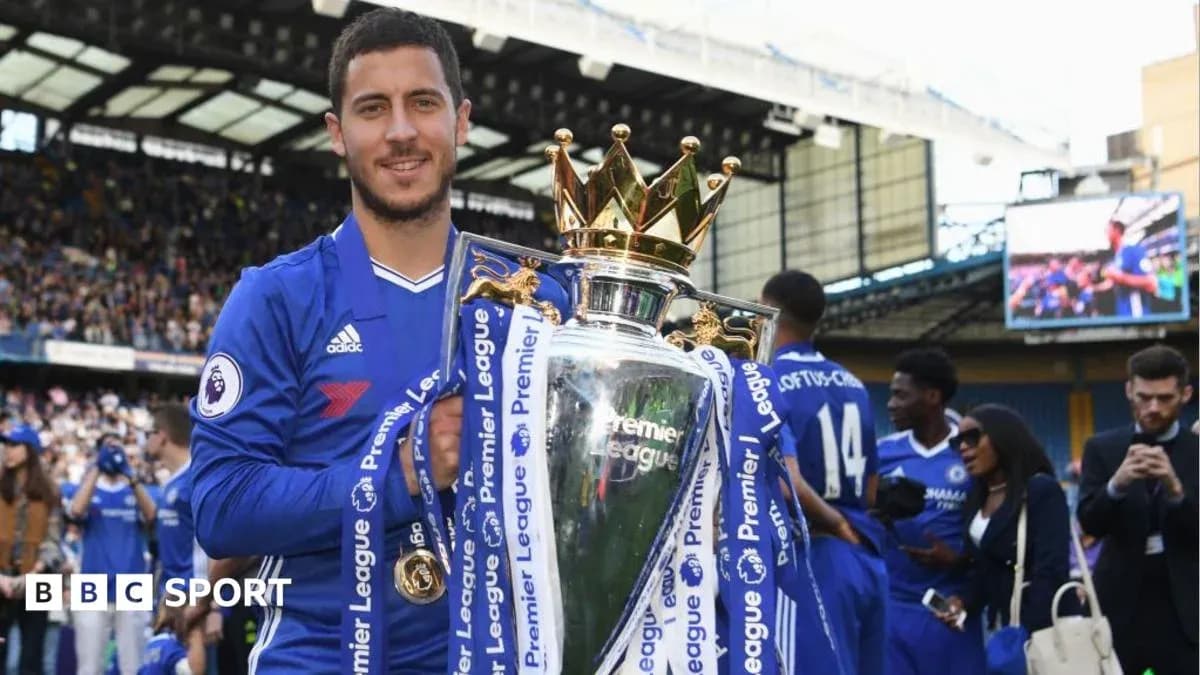 Jugador sosteniendo trofeo de la Premier League Jugador sosteniendo trofeo de la Premier League