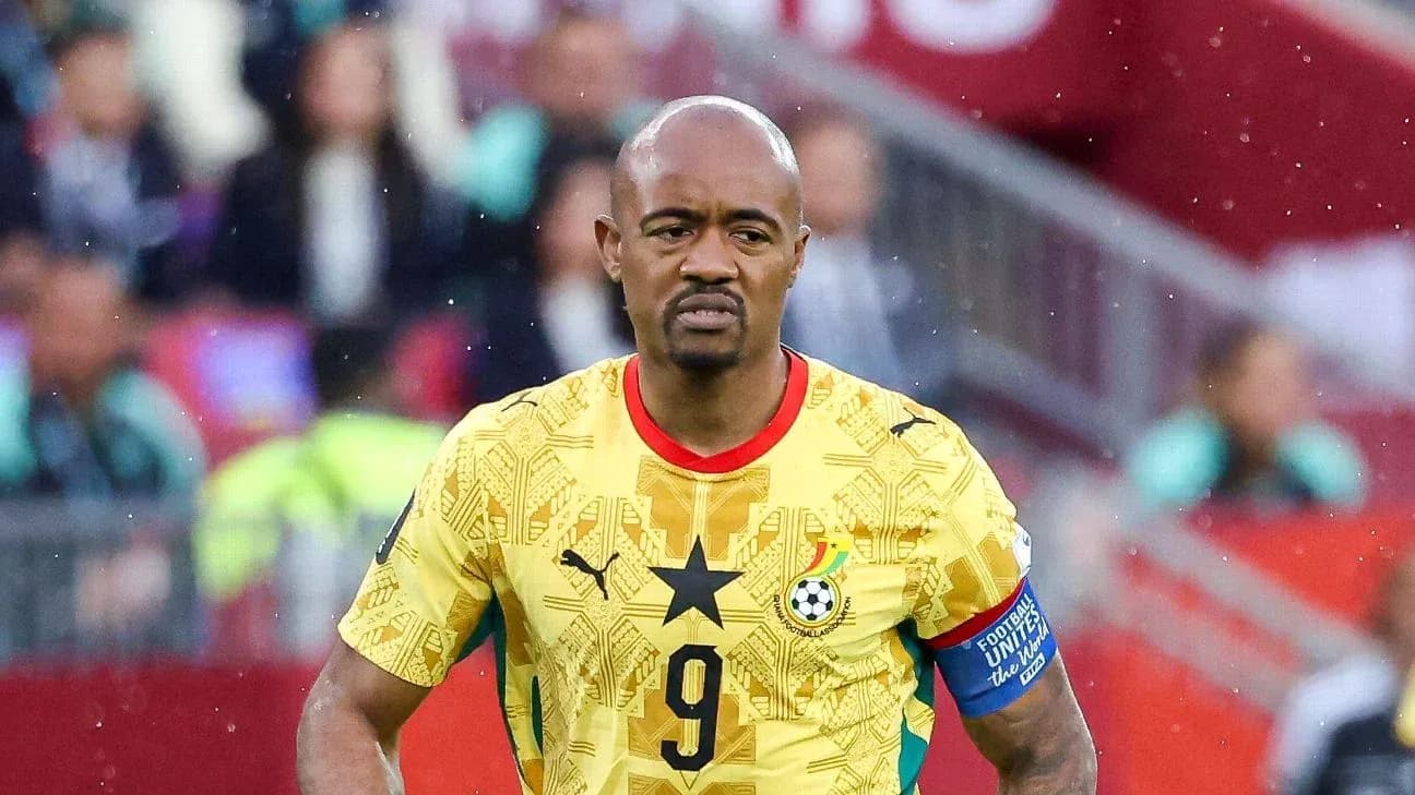 Jugador de Ghana en uniforme amarillo durante un partido Jugador de Ghana en uniforme amarillo durante un partido
