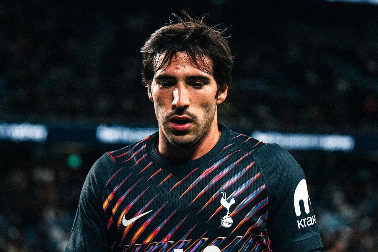 Jugador de Tottenham con camiseta de portero en acción Jugador de Tottenham con camiseta de portero en acción