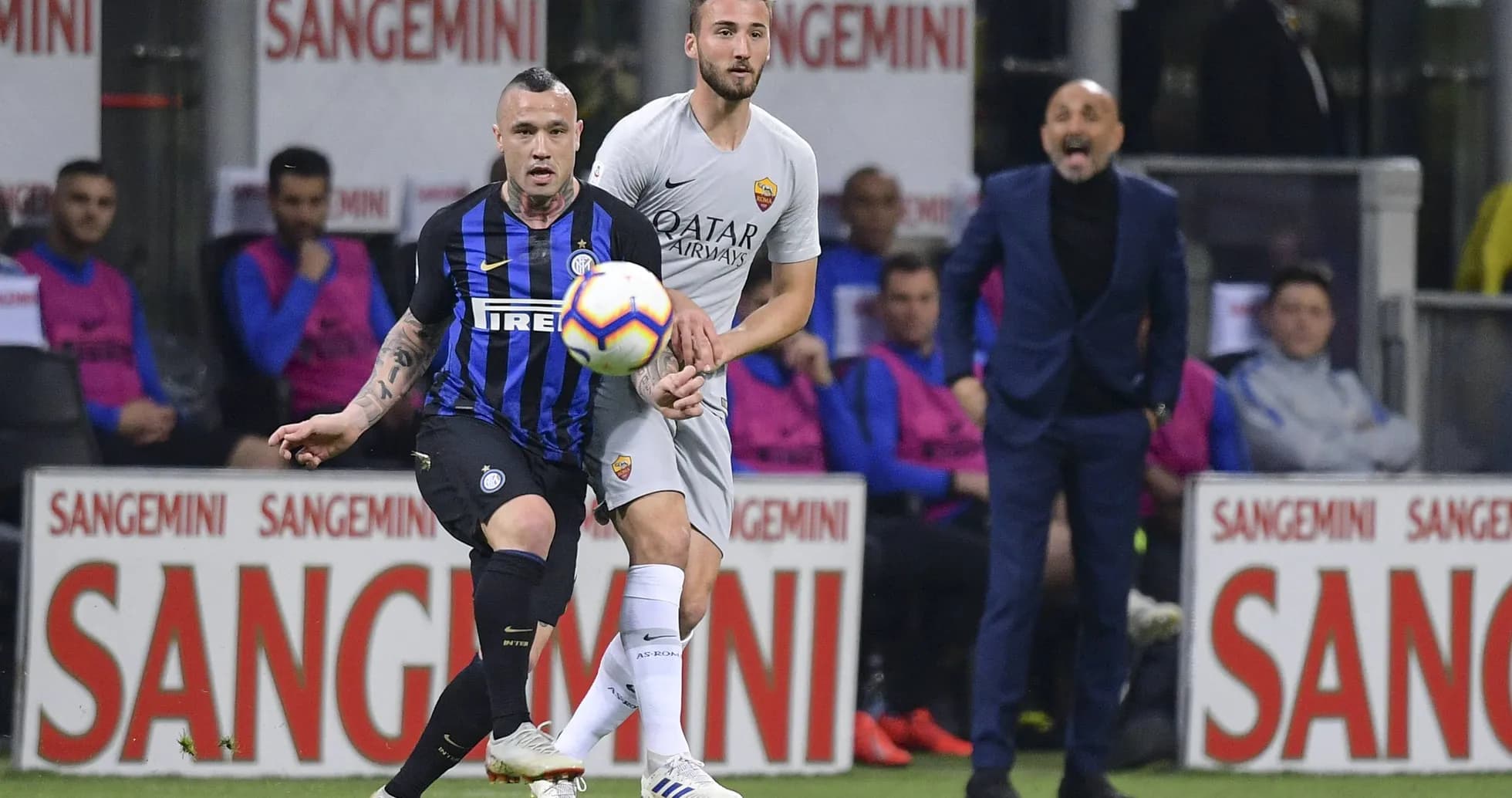 Jugadores de Inter y Roma luchando por el balón Jugadores de Inter y Roma luchando por el balón