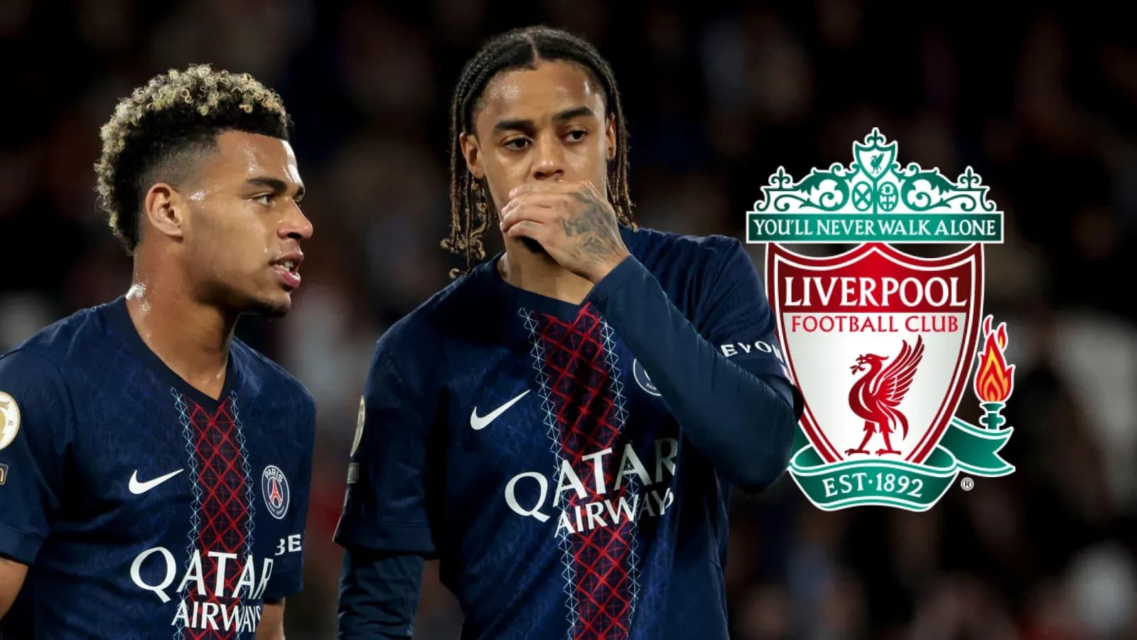 Jugadores de PSG en partido con logo de Liverpool Jugadores de PSG en partido con logo de Liverpool