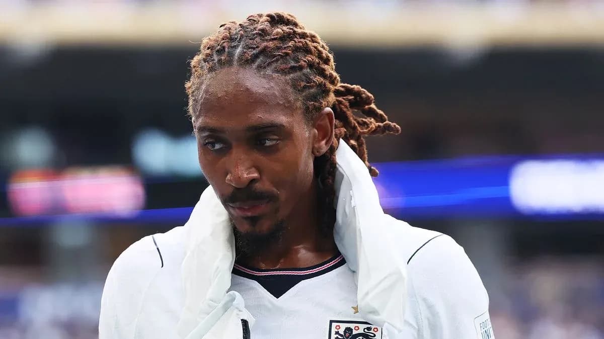 Jugador con cabello trenzado saliendo del campo Jugador con cabello trenzado saliendo del campo