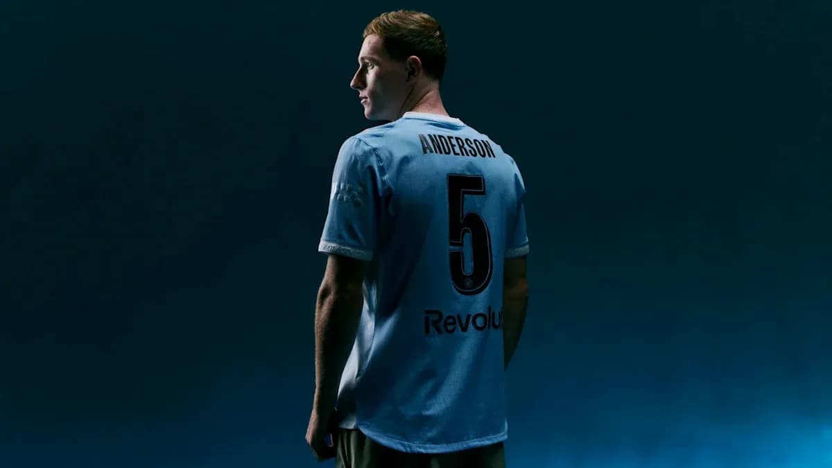 Jugador con camiseta celeste y número 5 Jugador con camiseta celeste y número 5