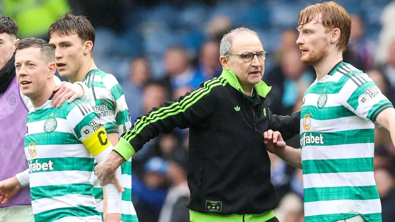 Jugadores de Celtic con su entrenador en el campo Jugadores de Celtic con su entrenador en el campo