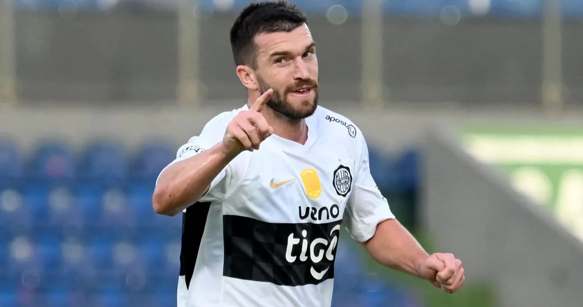 Jugador señalando hacia el público después de un gol Jugador señalando hacia el público después de un gol