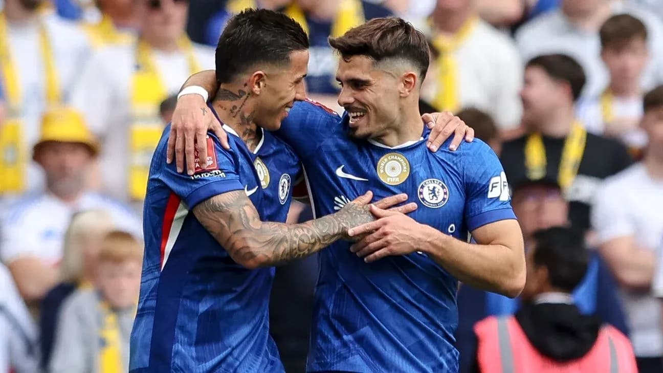 Jugadores de Chelsea celebrando un gol juntos Jugadores de Chelsea celebrando un gol juntos