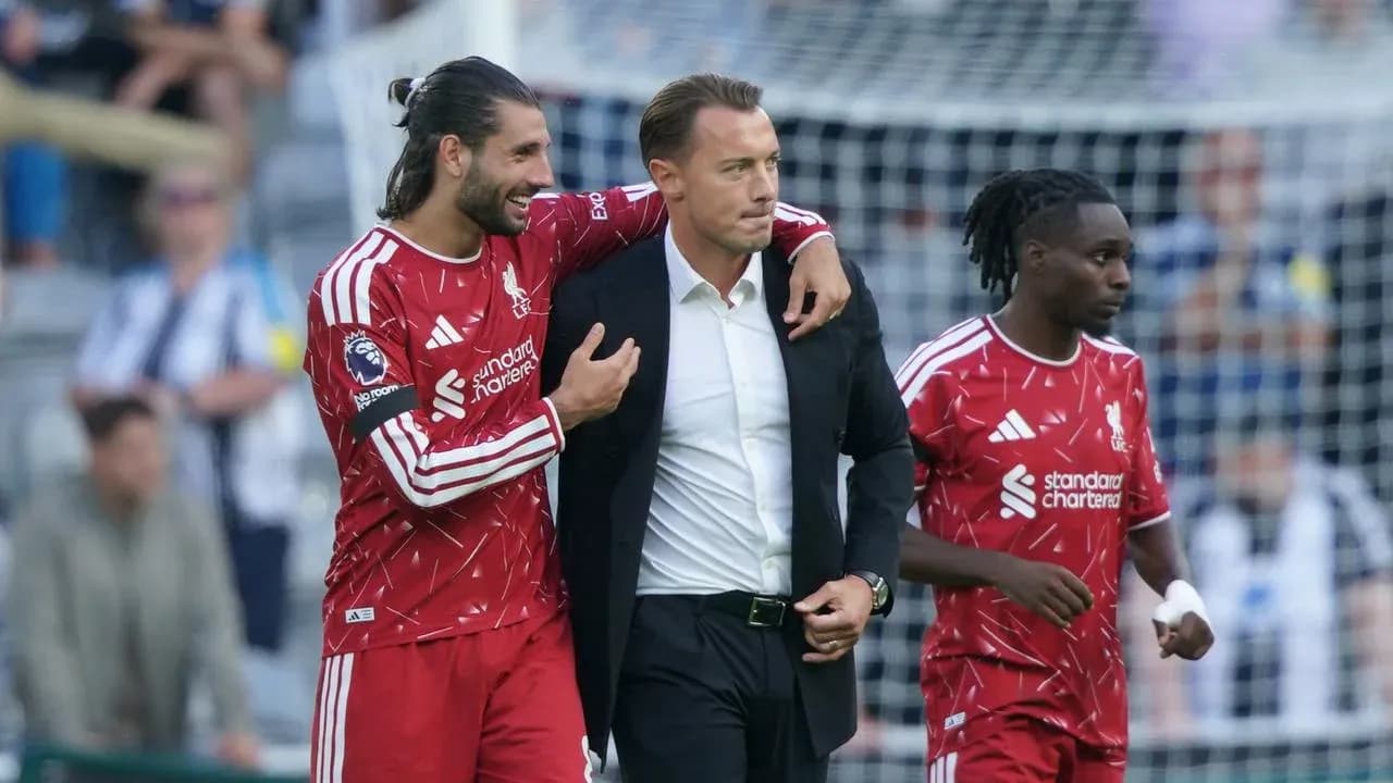 Jugadores de Liverpool celebrando con el entrenador Jugadores de Liverpool celebrando con el entrenador