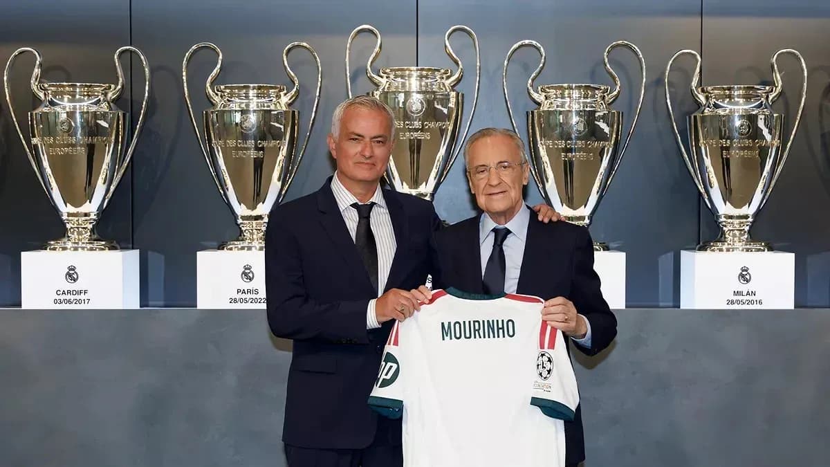 José Mourinho presenta camiseta en ceremonia con trofeos José Mourinho presenta camiseta en ceremonia con trofeos