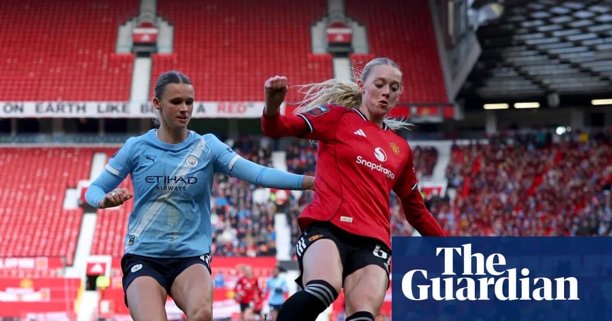 Jugadoras de Manchester City y Manchester United en acción Jugadoras de Manchester City y Manchester United en acción