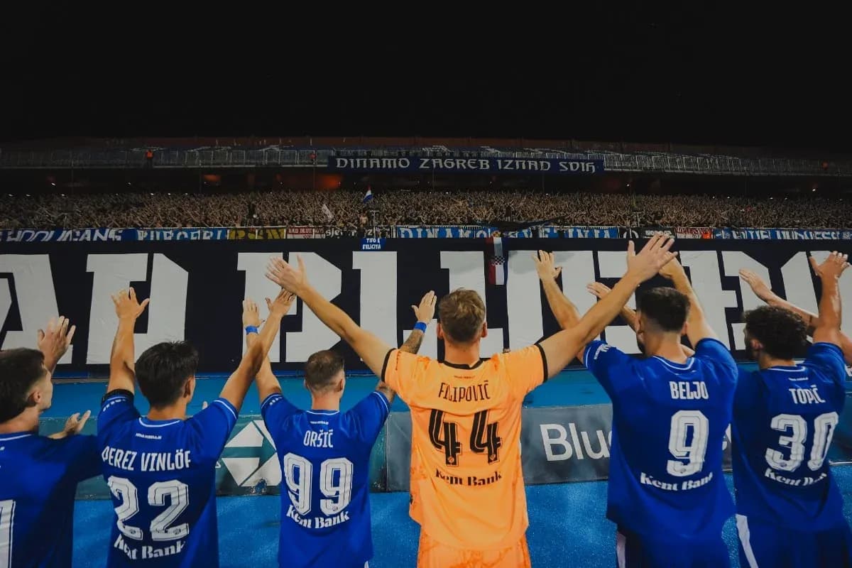 Jugadores de Dinamo Zagreb celebrando con aficionados Jugadores de Dinamo Zagreb celebrando con aficionados