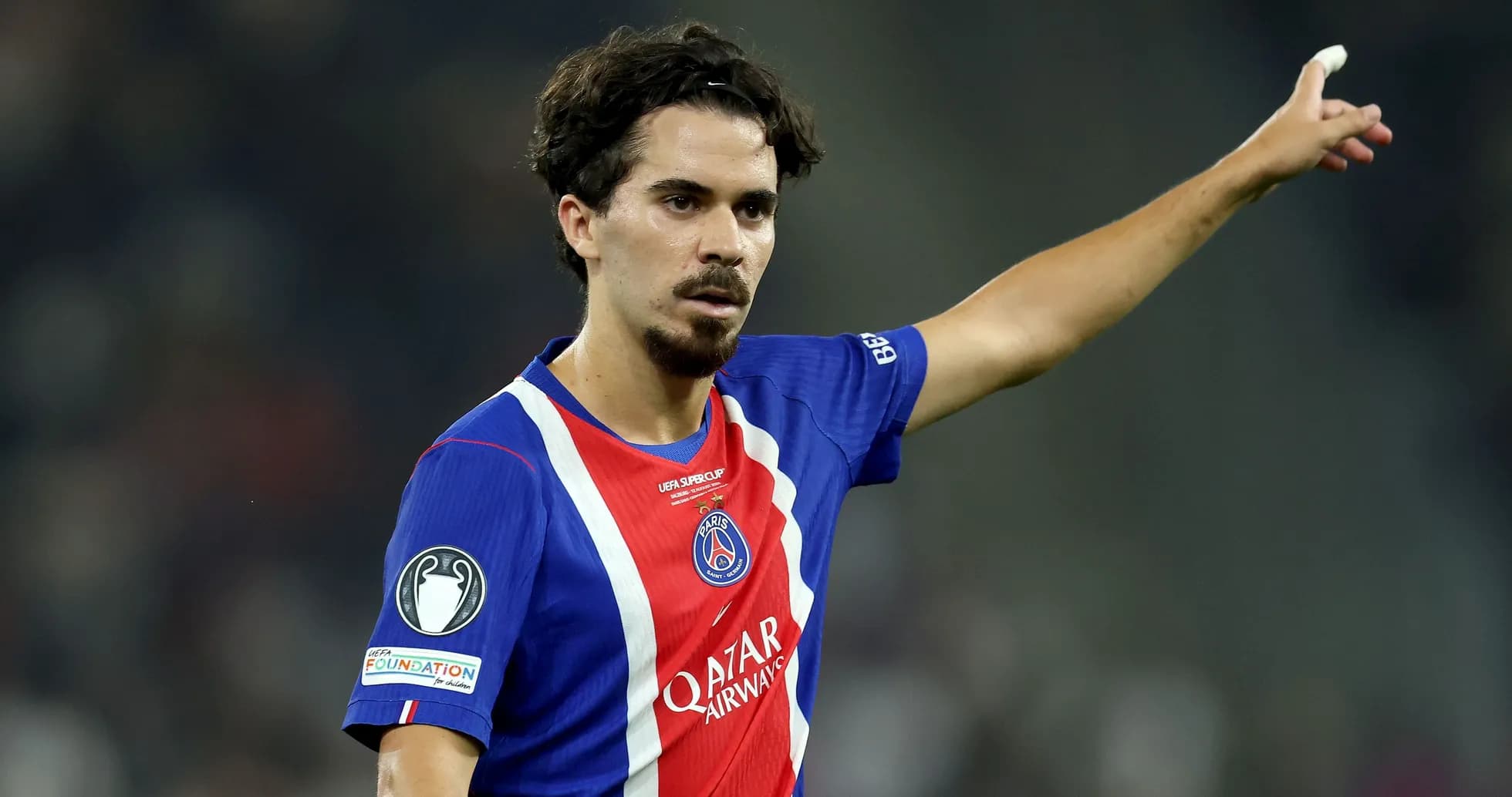 Jugador de PSG señalando durante el partido Jugador de PSG señalando durante el partido
