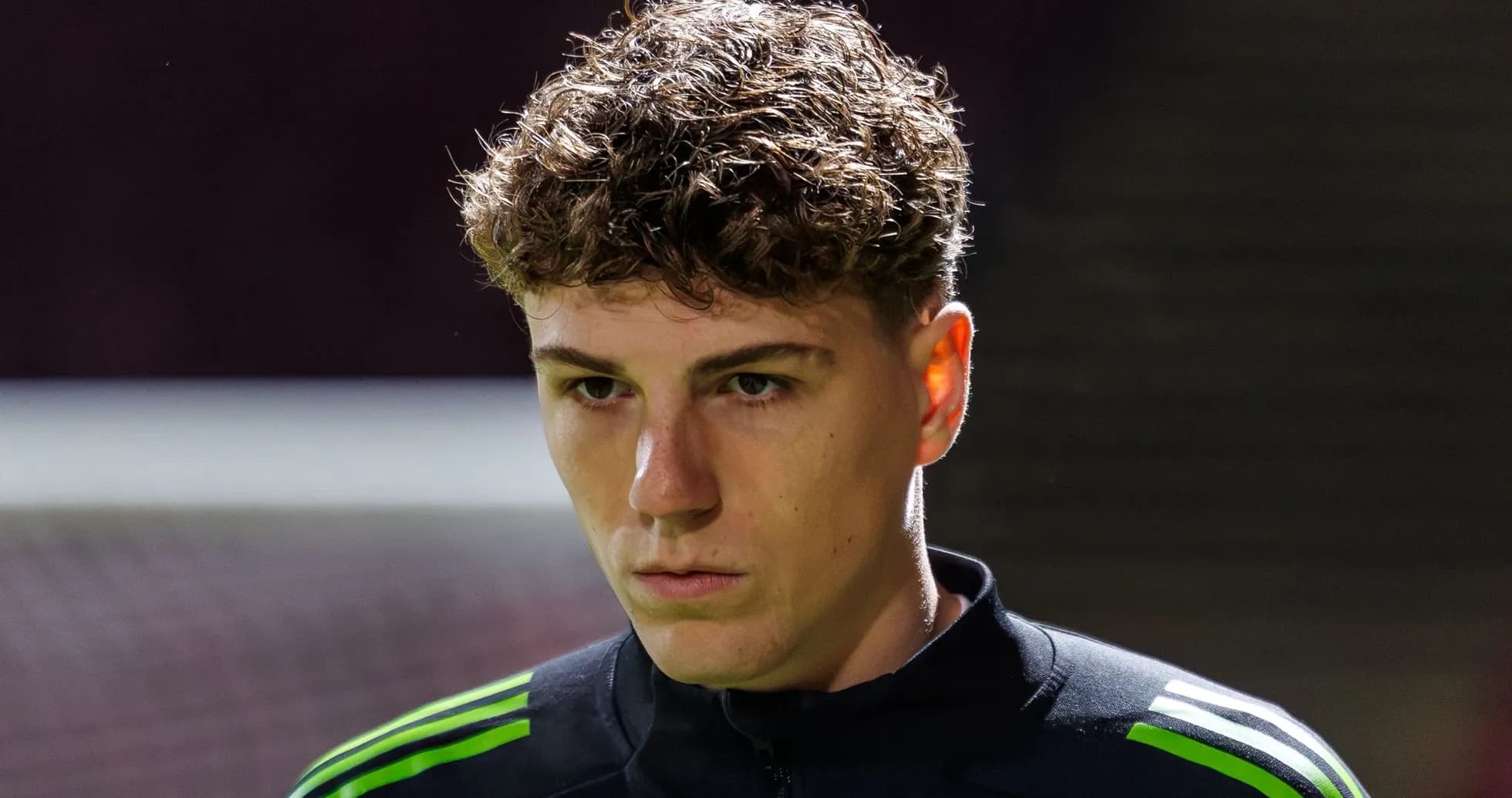 Jugador de fútbol con cabello rizado en uniforme Jugador de fútbol con cabello rizado en uniforme