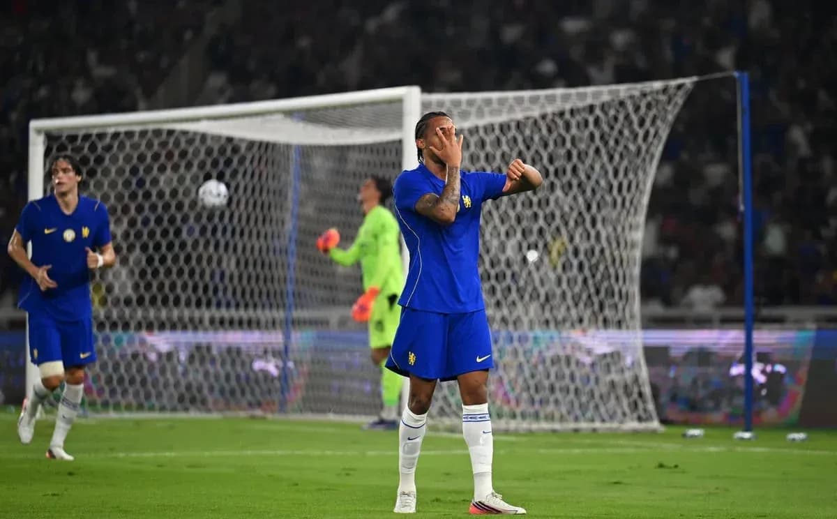 Jugador lamentándose tras fallar una oportunidad de gol Jugador lamentándose tras fallar una oportunidad de gol