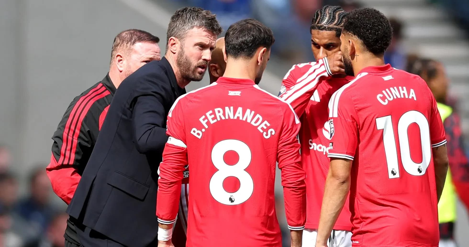 Entrenador y jugadores de Manchester United en charla Entrenador y jugadores de Manchester United en charla