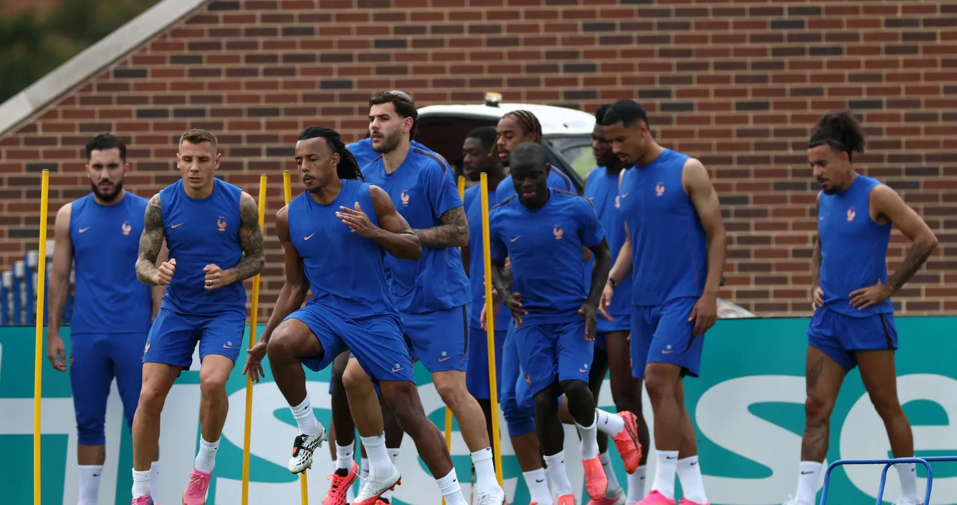 Jugadores de Francia corriendo en sesión de entrenamiento Jugadores de Francia corriendo en sesión de entrenamiento