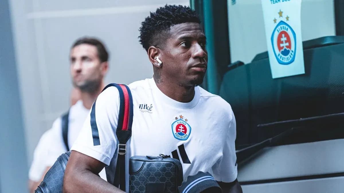 Jugador de Slovan Bratislava llegando al estadio Jugador de Slovan Bratislava llegando al estadio