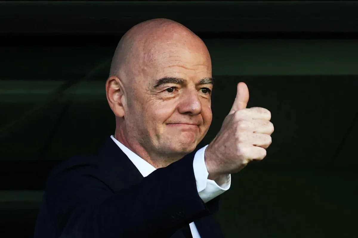 Persona dando un pulgar arriba desde un palco Persona dando un pulgar arriba desde un palco