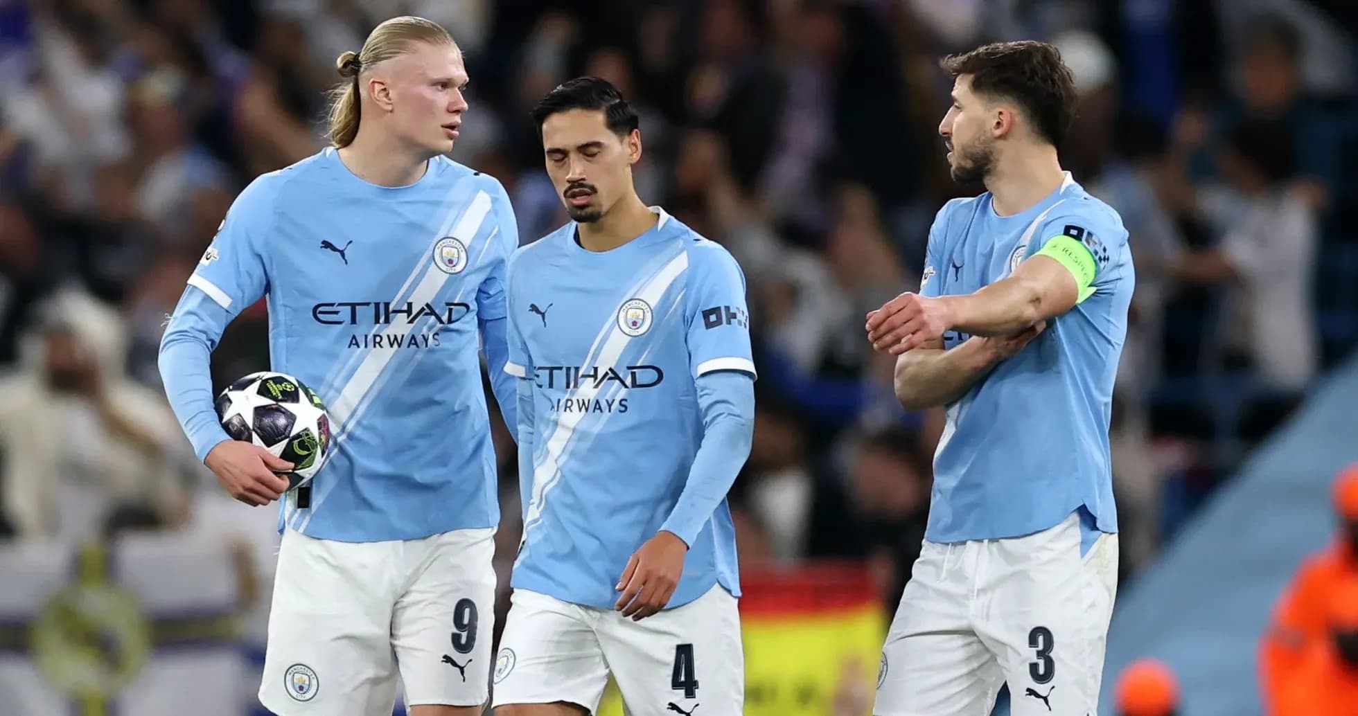 Jugadores de Manchester City en el campo durante partido Jugadores de Manchester City en el campo durante partido