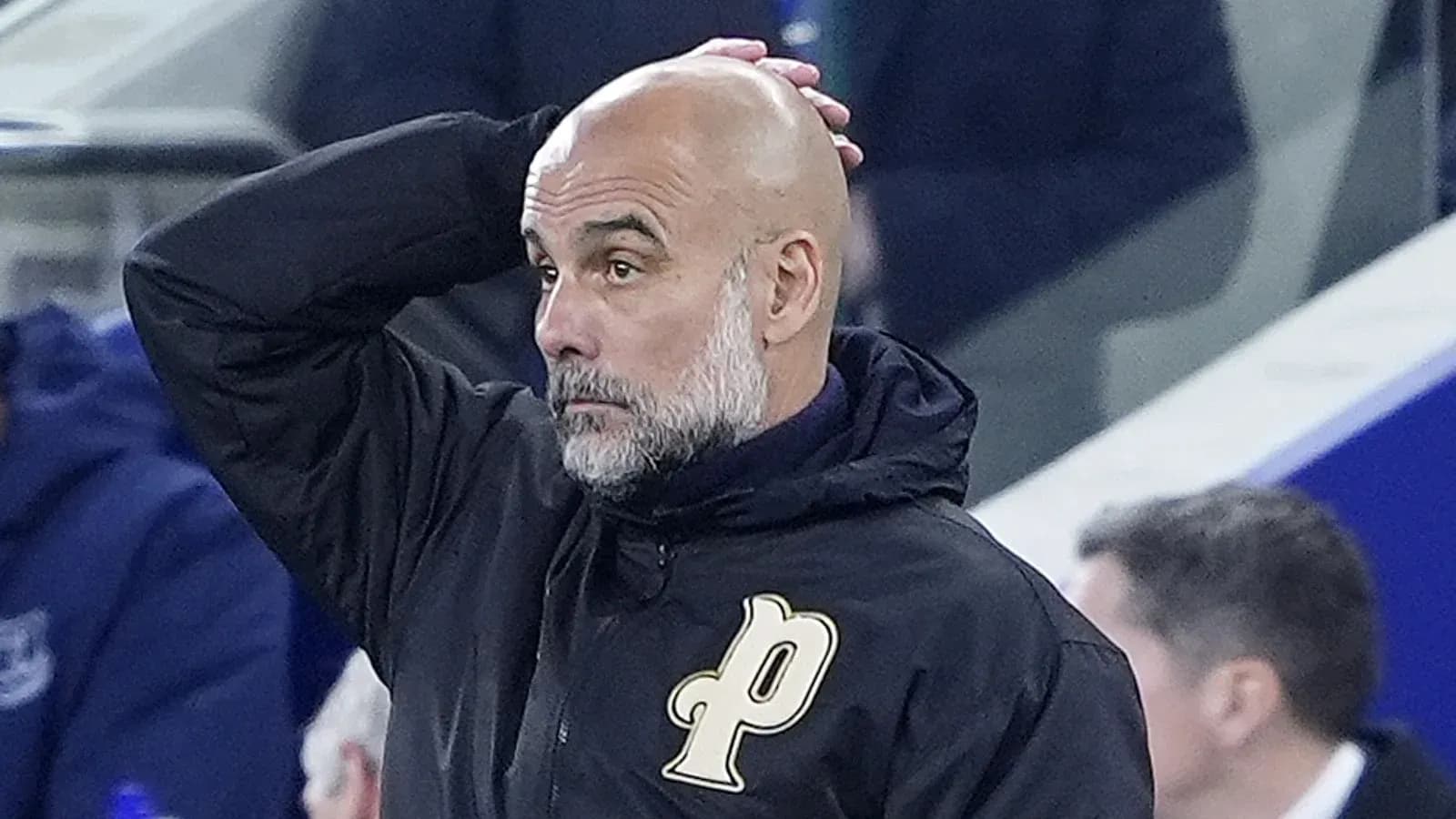 Entrenador tocándose la cabeza en el banquillo Entrenador tocándose la cabeza en el banquillo