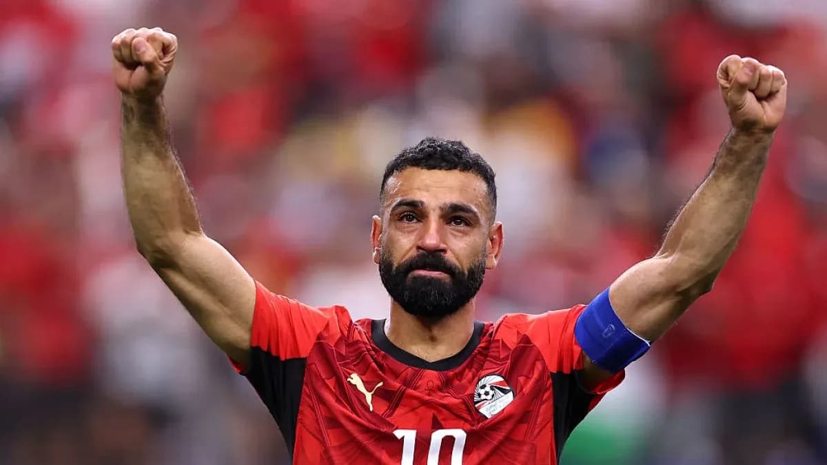 Jugador levantando los brazos en celebración Jugador levantando los brazos en celebración