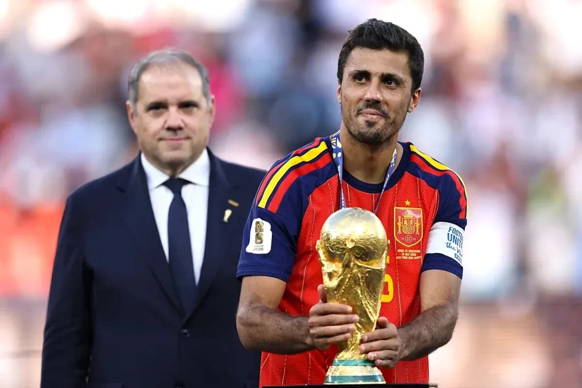 Jugador español sosteniendo el trofeo de la Copa del Mundo Jugador español sosteniendo el trofeo de la Copa del Mundo