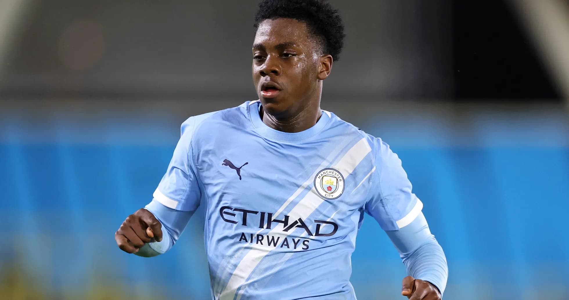 Jugador de Manchester City corriendo en la cancha Jugador de Manchester City corriendo en la cancha