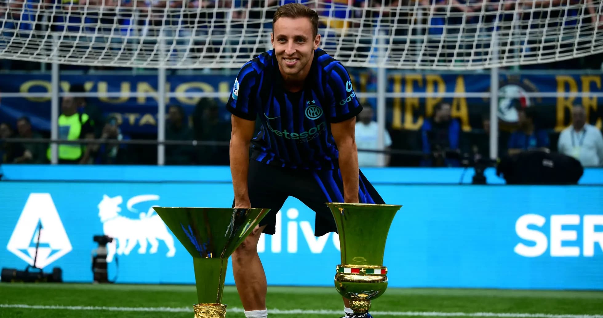 Jugador de Inter de Milán con trofeos en el campo Jugador de Inter de Milán con trofeos en el campo