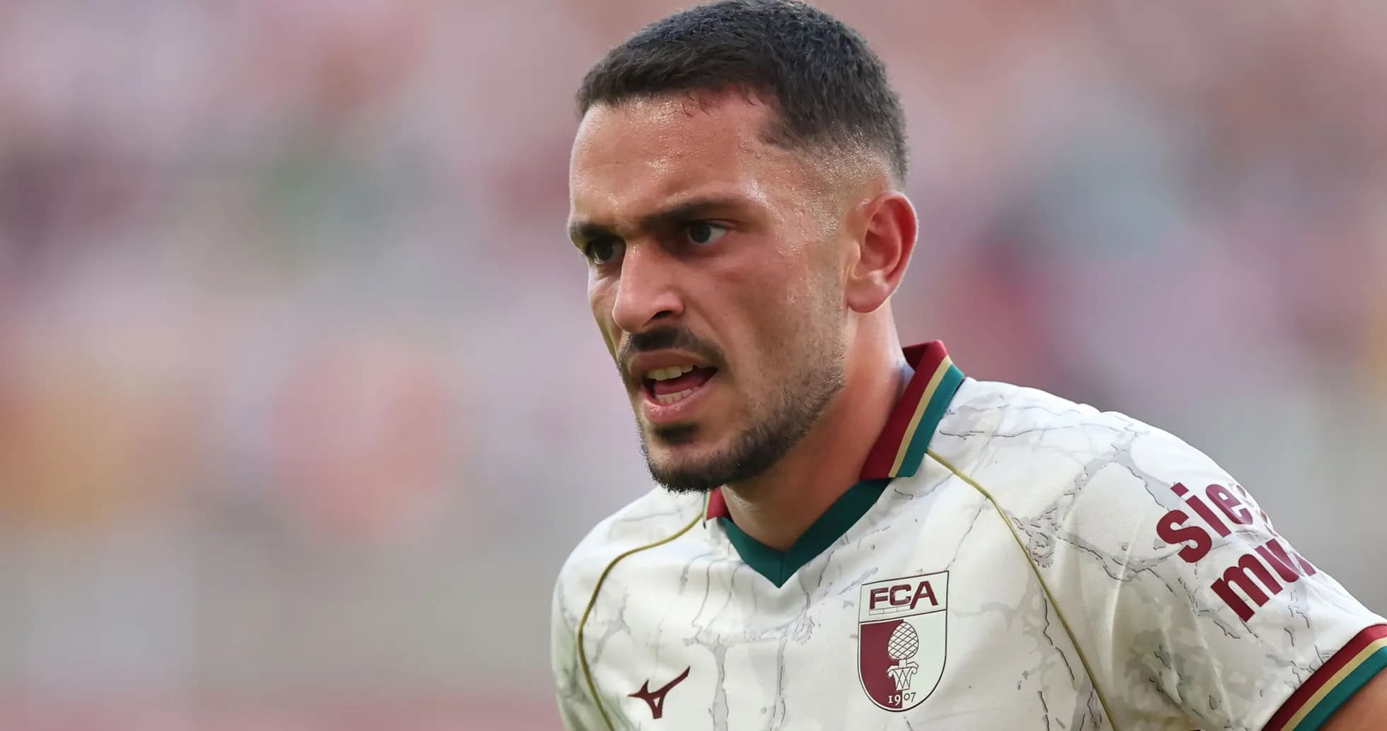 Jugador del FC Augsburg en acción durante partido Jugador del FC Augsburg en acción durante partido