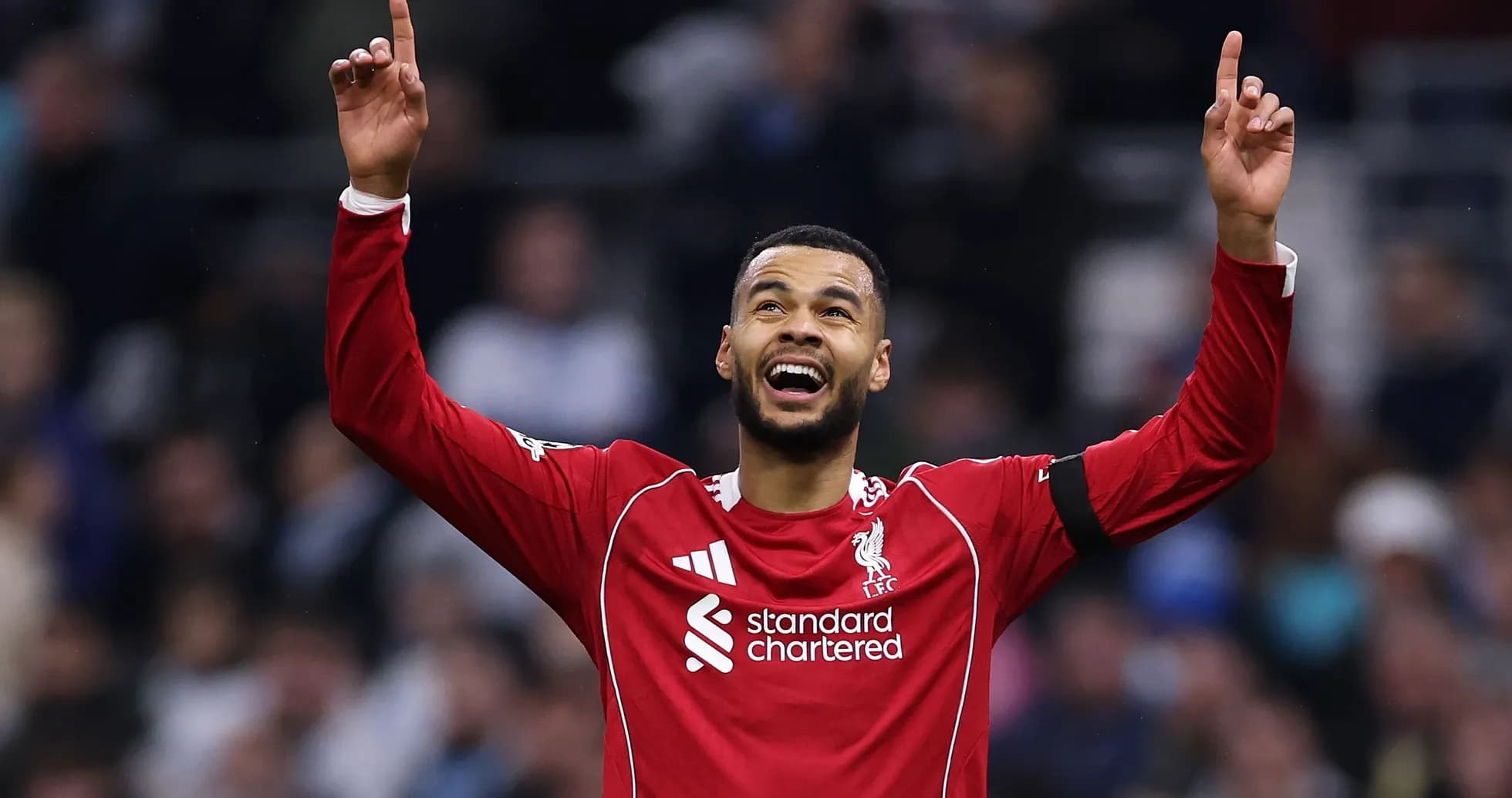 Jugador de Liverpool celebrando con los brazos en alto Jugador de Liverpool celebrando con los brazos en alto